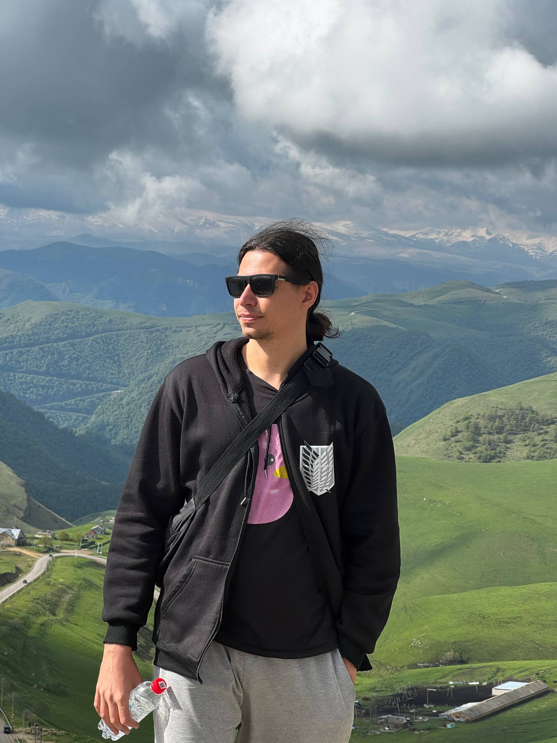 Мякишев Андрей на фоне гор